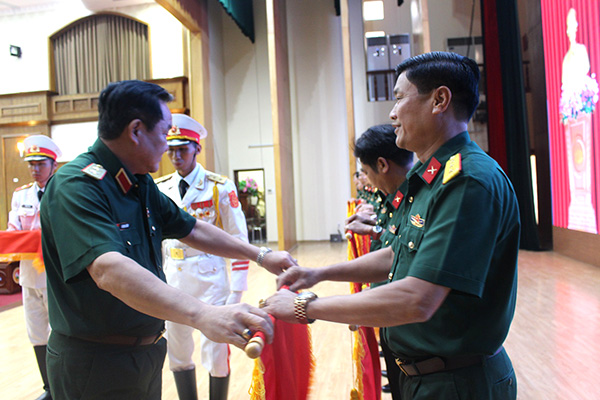 Tư lệnh Quân khu 7 trao Cờ thi đua xuất sắc của Bộ Quốc phòng cho Ban CHQS huyện Thống Nhất