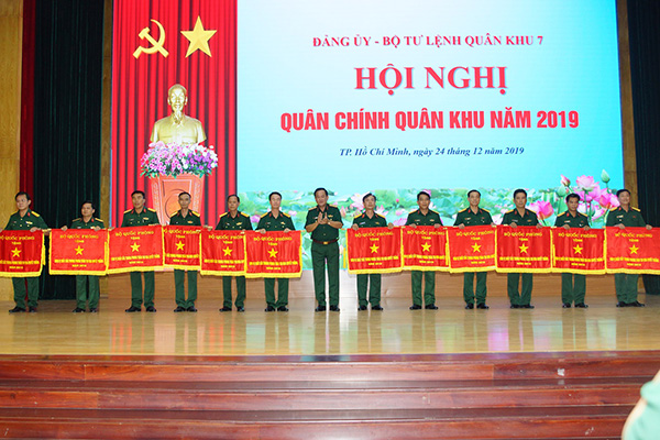 Ban CHQS huyện Thống Nhất (ngoài cùng bìa phải) nhận Cờ thi đua xuất sắc của Bộ Quốc phòng