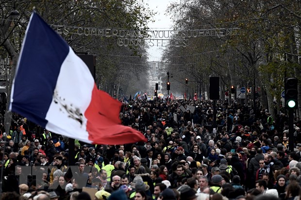 Người dân tham gia biểu tình phản đối kế hoạch cải cách chính sách hưu trí tại Paris, Pháp ngày 17-12. (Ảnh: AFP/TTXVN)