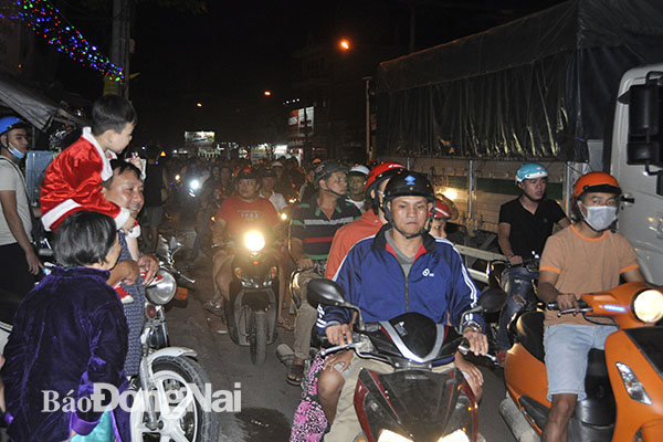  Trên đường Phạm Văn Thuận đoạn trước khu vực Giáo xứ Tân Mai, phường Tân Mai giao thông cũng xảy ra tình trạng ùn tắc.