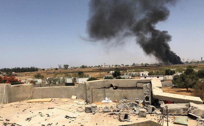 Khói đạn lại bốc lên đẩy Libya vào giai đoạn mở màn của bất ổn mới. Ảnh: Reuters