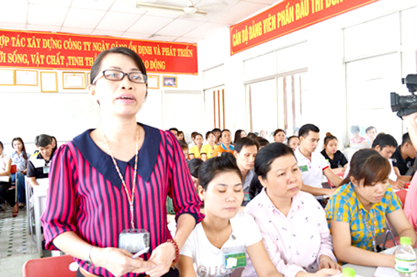 Đảng viên Chi bộ Công ty TNHH Pouchen Việt Nam (TP.Biên Hòa) tích cực  tự phê bình và phê bình trong sinh hoạt chi bộ