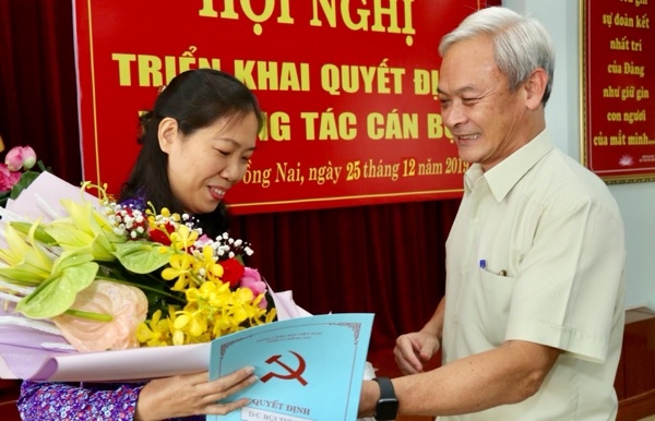 Bí thư Tỉnh ủy Nguyễn Phú Cường trao quyết định bổ nhiệm Phó ban Tổ chức Tỉnh ủy cho đồng chí Bùi Thị Yến