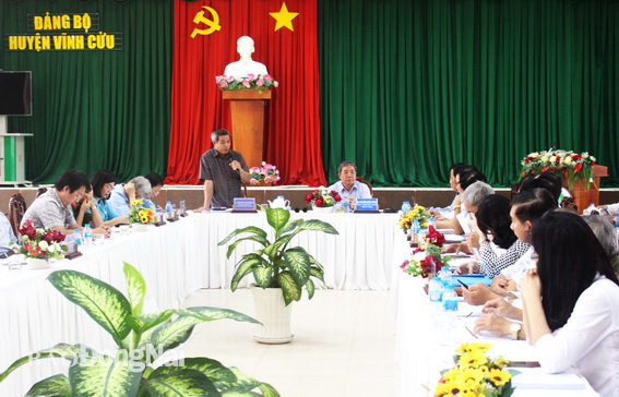 Đồng chí Huỳnh Văn Hồng, Trưởng ban Dân vận Tỉnh ủy phát biểu tại buổi làm việc 