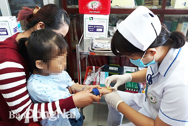 Một trẻ bị bệnh thalassemia phải truyền máu thường xuyên để duy trì sự sống tại Bệnh viên nhi đồng Đồng Nai. Ảnh: K.Ngọc