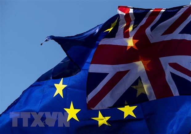  Cờ Anh (phía trước) và cờ EU (phía sau) bên ngoài tòa nhà Quốc hội Anh ở London. (Ảnh: THX/TTXVN)