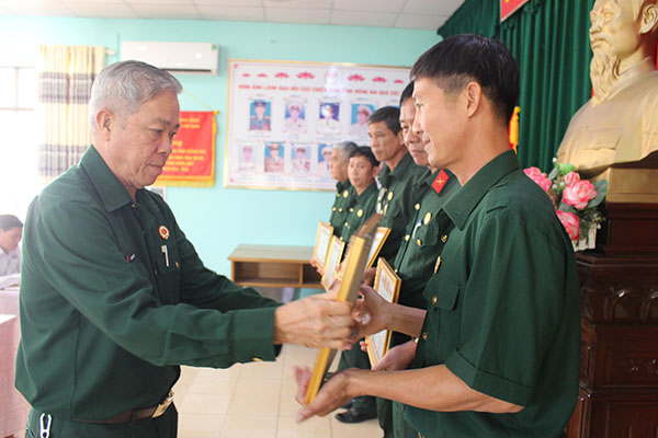 Chủ tịch Hội CCB tỉnh tặng Bằng khen của Trung ương Hội CCB Việt Nam cho các tập thể, cá nhân