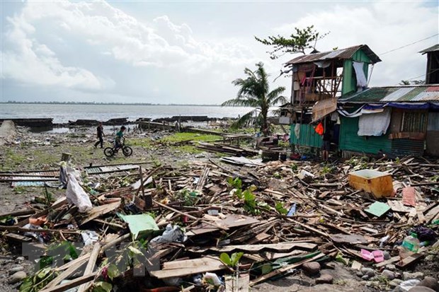Nhà cửa bị hư hại khi bão Phanfone đổ bộ vào tỉnh Leyte, miền Trung Philippines. (Ảnh: AFP/TTXVN)