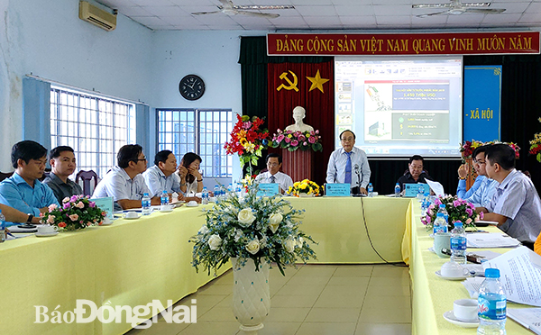 Ông Trần Quốc Tuấn, Phó cục  trưởng Cục Thống kê Đồng Nai thông báo những chỉ tiêu về kinh tế.