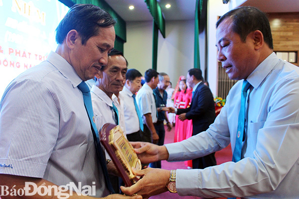 Đại tá Vũ Văn Điền, Võ sư, Chủ tịch Liên đoàn Vovinam Đồng Nai trao kỷ niệm chương cho các cá nhân có thành tích