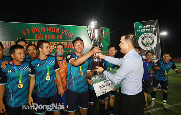 Ban tổ chức trao cúp vô địch cho đội Bụi FC