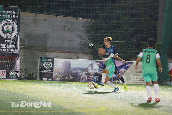 Trận chung kết giữa hai đội Bụi FC (xanh dương) và Điện cơ Tư