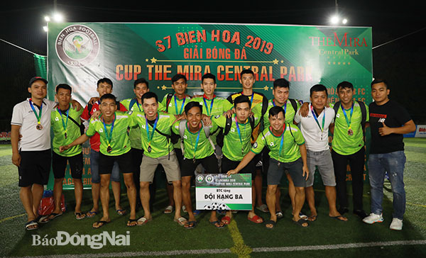 Hòa Bình FC giành hạng ba