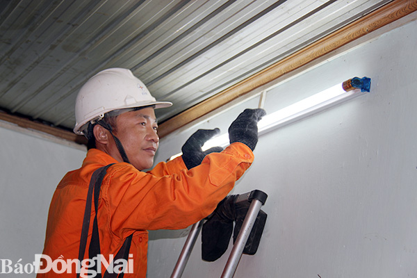 Nhân viên của PC Đồng Nai tiến hàng thay mới bóng đèn cho một gia đình chính sách ở TP.Long Khánh. Đây là một hoạt động nằm trong chương trình Tri ân khách hàng năm 2019 của PC Đồng Nai