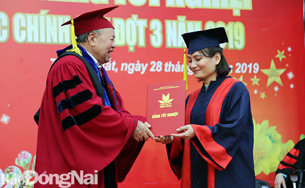 PGS.TS.NGND Huỳnh Văn Hoàng, Hiệu trưởng Trường đại học Công nghệ Miền Đông trao bằng tốt nghiệp cử nhân dược sĩ đại học cho sinh viên