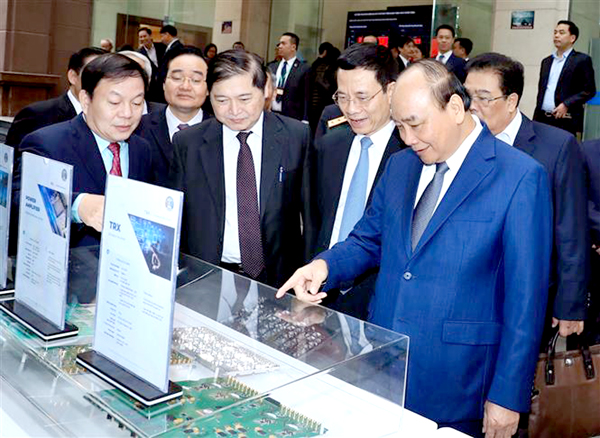 Thủ tướng Nguyễn Xuân Phúc và các đại biểu khu trưng bày thiết bị 5G của Tập đoàn công nghiệp – viễn thông quân đội (Viettel) . Ảnh: TTXVN