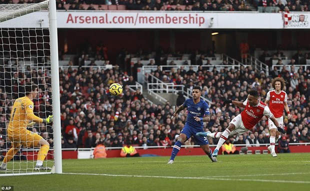  Aubameyang mở tỷ số cho Arsenal từ phút 13.