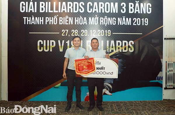 Ban tổ chức trao giải vô địch cho cơ thủ Lê Tuấn Hảo