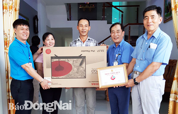 Đại diện Công đoàn cơ sở Công ty TNHH Changshin Việt Nam (huyện Vĩnh Cửu) thăm và trao quà cho công nhân có nhà mới. Ảnh: H.Dung