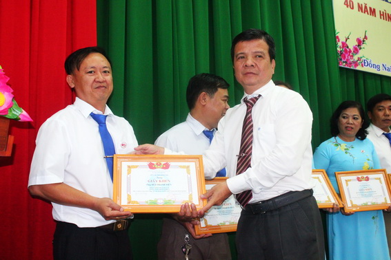 Phó giám đốc Sở Y tế Nguyễn Hữu Tài tặng giấy khen cho các cá nhân.