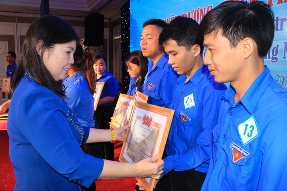 Phó trưởng ban dân vận Tỉnh ủy Phạm Thị Kim Chung trao bằng khen của Tỉnh đoàn cho các tập thể và cá nhân 