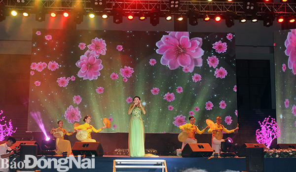 Ca sĩ Phi Nhung biểu diễn trong chương trình nghệ thuật chào năm mới 2020 