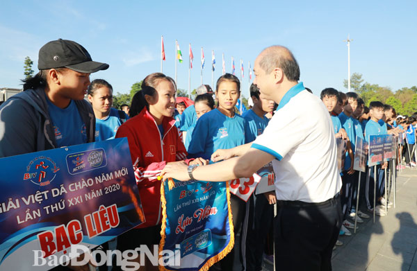 Ông Vương Bích Thắng, Tổng cục trưởng Tổng cục TDTT tặng cờ lưu niệm cho các đoàn tham dự giải.