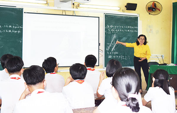 Cô Trần Thu Lan, giáo viên Trường THCS Hùng Vương (TP.Biên Hòa) trong giờ dạy Toán. Ảnh: H.Yến
