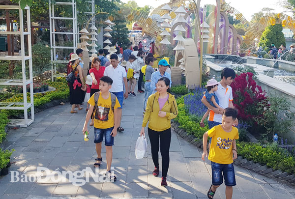 Du khách tham quan, vui chơi tại Khu du lịch Bửu Long (TP.Biên Hòa) trong ngày đầu năm mới 2020