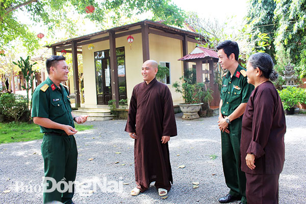 Cán bộ lực lượng vũ trang huyện Thống Nhất trao đổi với chức sắc tôn giáo về nhiệm vụ xây dựng nền quốc phòng toàn dân