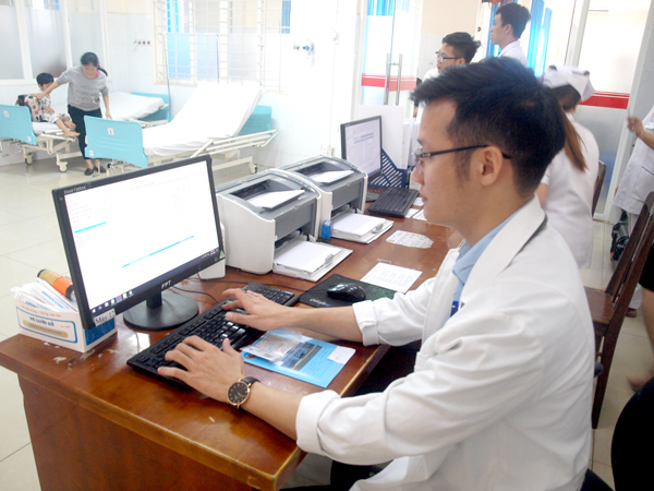 Bác sĩ thuộc Bệnh viện đa khoa khu vực Long Khánh nhập hồ sơ khám bệnh của bệnh nhân lên hệ thống quản lý của bệnh viện. ảNH: k.nGỌC