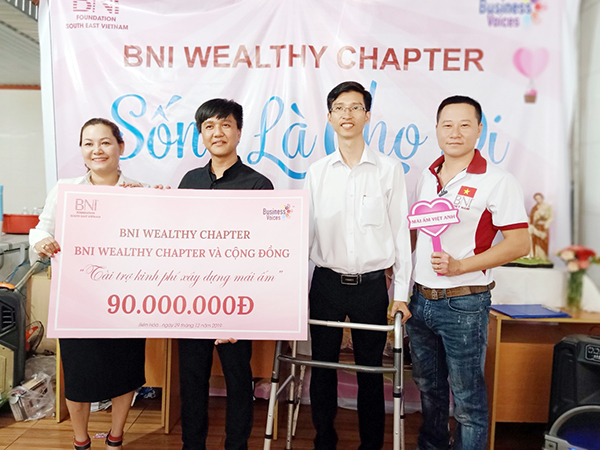 Anh Nguyễn Ngọc Hà (thứ hai từ phải qua) tham gia đoàn thiện nguyện trao quà cho một trung tâm nuôi dạy trẻ mồ côi