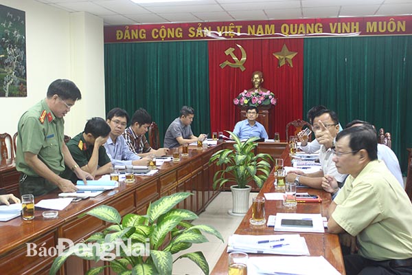 Phó chủ tịch UBND tỉnh Trần Văn Vĩnh chủ trì cuộc họp.