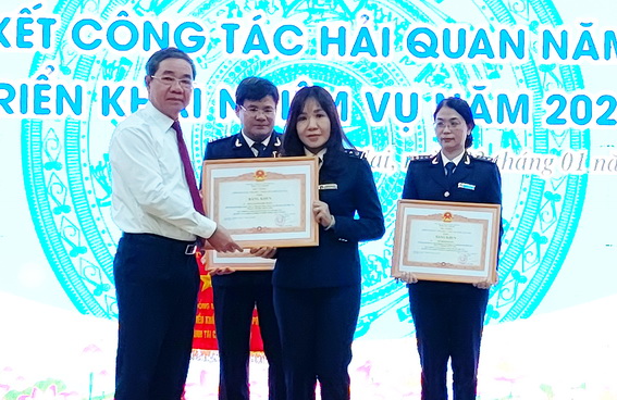 Phó chủ tịch UBND tỉnh Nguyễn Quốc Hùng tặng bằng khen cho các tập thể xuất sắc