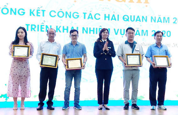 Bà Phùng Thị Bích Hường, Cục trưởng Cục Hải quan Đồng Nai tặng giấy khen cho các doanh nghiệp xuất sắc