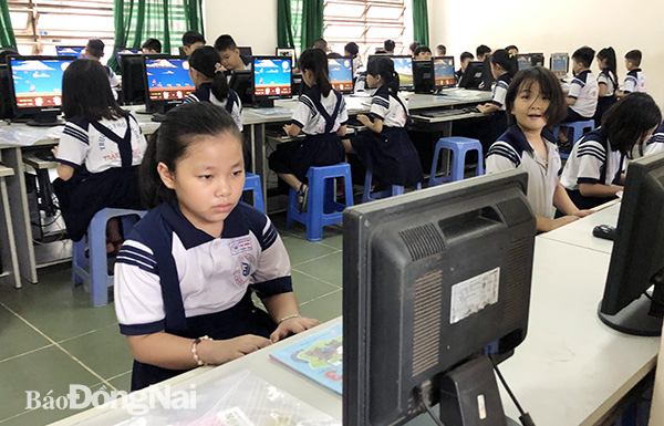 Học sinh Trường TH-THCS-THPT Trần Đại Nghĩa (xã Hố Nai 3, huyện Trang Bom) trong giờ học tin học