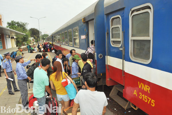 Hành khách đang chờ lên tàu tại Ga Biên Hòa. Ảnh: T.Hải