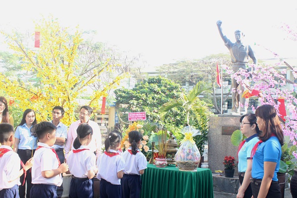 Các em học sinh dâng hương tại Tượng đài anh hình liệt sĩ Trần Văn Ơn