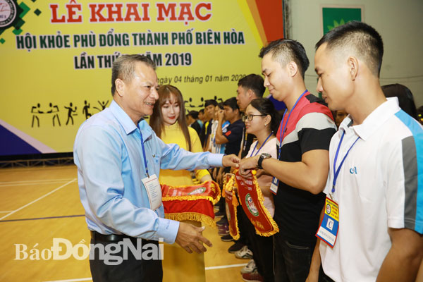 Phó giám đốc Sở Giáo dục – đào tạo Võ Ngọc Thạch tặng cờ lưu niệm cho các đơn vị tham dự lễ khai mạc.