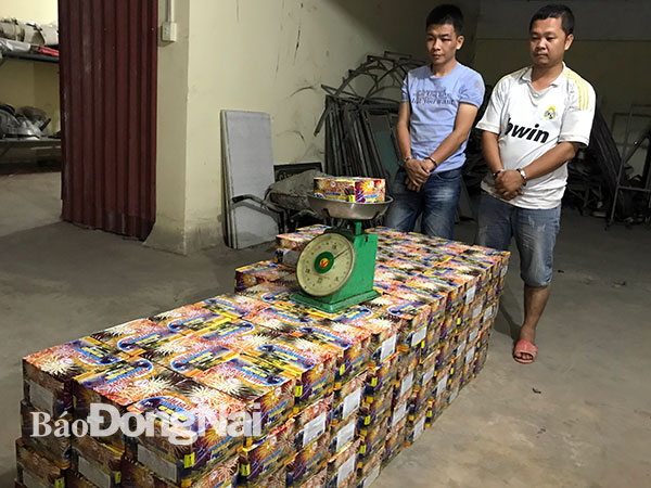 Hai đối tượng Lê Hoài Thanh và Nguyễn Trung Kiên bị công an tạm giữ cùng 350kg pháo. Ảnh: Đình Biên