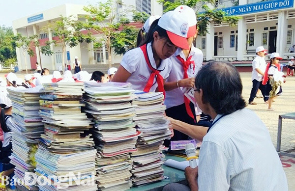 Học sinh Trường tiểu học Hưng Lộc (xã Hưng Lộc, huyện Thống Nhất) góp sách cũ ủng hộ bạn nghèo. Ảnh: C.Nghĩa