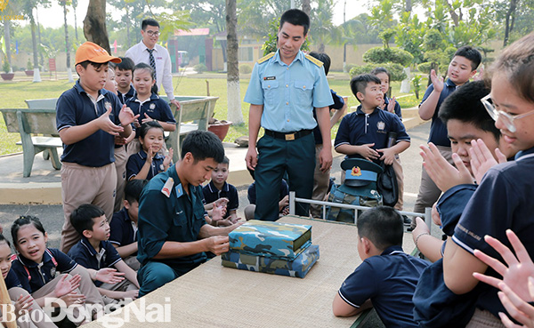 Học sinh Trường TH-THCS-THPT song ngữ Á Châu (ACB) tham quan doanh trại quân đội và học kỹ năng sống. Ảnh: ACB