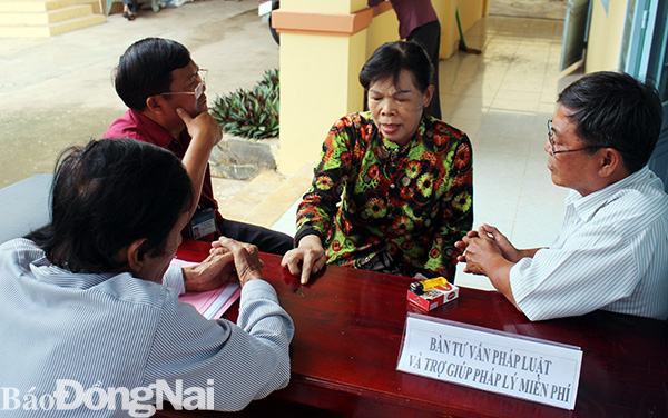 Các luật gia, luật sư Hội Luật gia tỉnh hướng dẫn cho một  người dân ở xã Lang Minh (huyện Xuân Lộc) thủ tục yêu cầu UBND xã giải quyết khiếu nại về lối đi. Ảnh: Đ.Phú