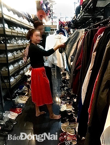 Khách hàng lựa chọn quần áo ở shop đồ si trên đường Hà Huy Giáp (TP.Biên Hòa). Ảnh: P.Liễu
