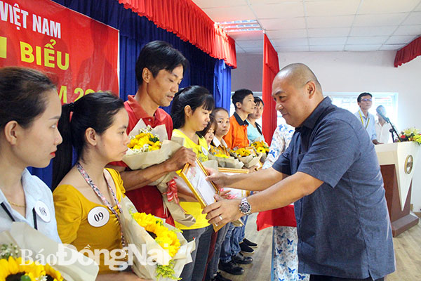 Đại diện lãnh đạo Công ty TNHH Pousung Vina (huyện Trảng Bom) tặng giấy khen cho các cá nhân và tập thể tại công ty