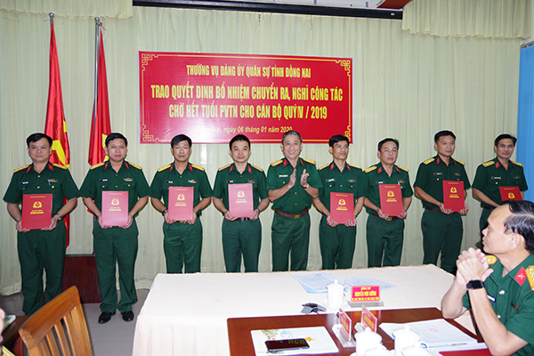 Chỉ huy trưởng Bộ CHQS tỉnh Đại tá Trần Ngọc Khải trao quyết định bổ nhiệm chức vụ mới với các đồng chí thuộc LLVT tỉnh