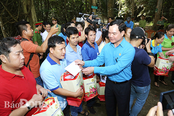 Ủy viên Trung ương Đảng, Chủ tịch Tổng Liên đoàn Lao động Việt Nam Nguyễn Đình Khang trao quà cho công nhân