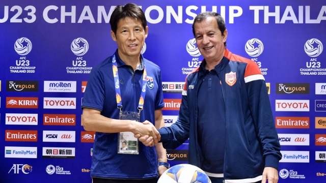 HLV Nishino (trái) tuyên bố U23 Thái Lan muốn có vé dự Olympic Tokyo năm 2020