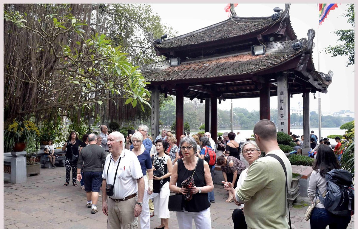 Khách du lịch quốc tế tham quan đền Ngọc Sơn (Hà Nội). (Ảnh: Thanh Hà/TTXVN)