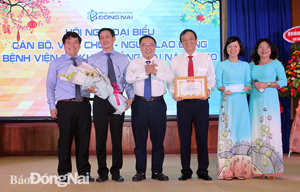 TS.BS. Phan Huy Anh Vũ trao giấy khen và phần thưởng cho Bệnh viện đa khoa Đồng Nai